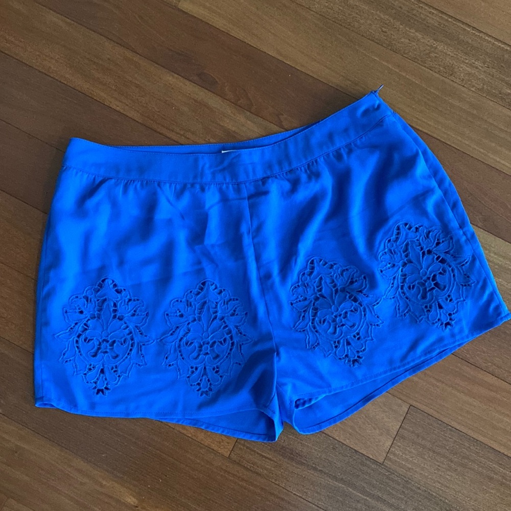 Blu pepper Gorgeous Blue Lined Shorts with Embroidered Front Cut-Outs - Sz Large